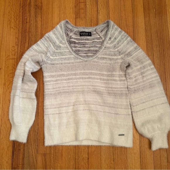 Abercrombie & Fitch Women's White & Gray Fuzzy Sweater Size S (j6) - Picture 2 of 10